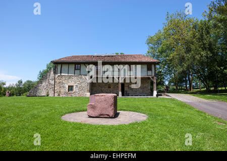 Riu, avec la sculpture moderne de Lo Profundo es el aire XIV de Eduardo Chillida Juantegui Chillida Leku dans le musée. Banque D'Images