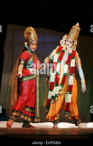 Les interprètes dansent vyuha lakshmi avirbhavam vengamamba danse dramatique fondée sur avec kavitha parijatham sur juillet 27,2012 à Hyderabad, Inde. Banque D'Images