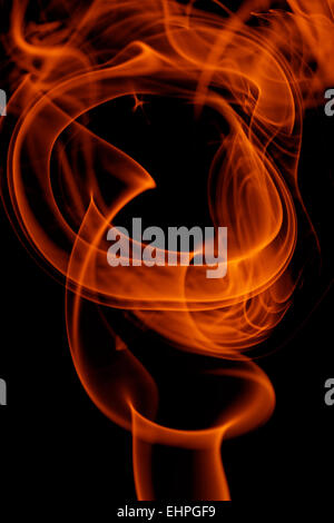 La fumée jaune en fond noir Banque D'Images