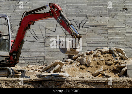 L'excavatrice travaillant sur un chantier de construction Banque D'Images