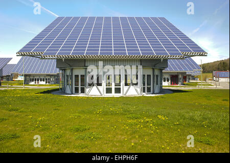 Des panneaux solaires sur le toit en Allemagne Banque D'Images