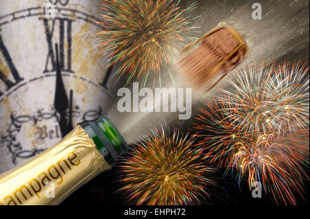 Popping champagne et regarder à la nouvelle année Banque D'Images