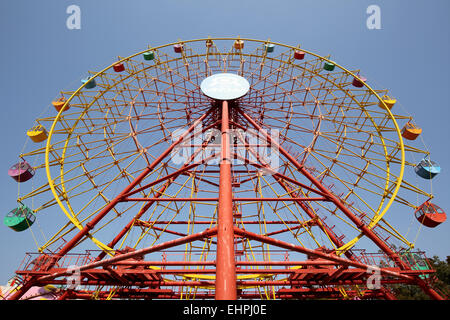 Grande roue contre un ciel bleu clair Banque D'Images