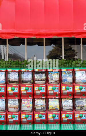 Des distributeurs automatiques de jouets pour enfants anime japonais Banque D'Images