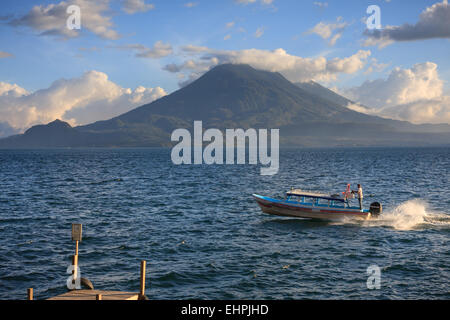 Quai et bateaux sur le lac Atitlan, Guatemala Banque D'Images