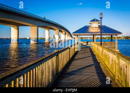 Quai de pêche et pont sur la rivière Halifax à Daytona Beach, en Floride. Banque D'Images