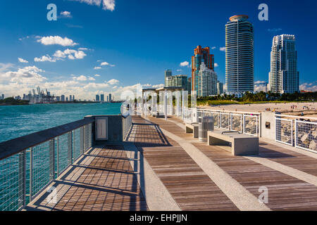 Pêche à la jetée de South Pointe Park et voir des gratte-ciel de Miami Beach, en Floride. Banque D'Images