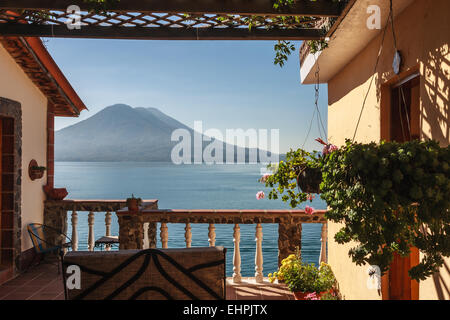 Vue sur volcan Toliman sur le lac Atitlan, htoel Casa del Mundo, Guatemala Banque D'Images