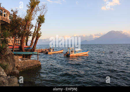 Vue sur volcan Toliman sur le lac Atitlan, Guatemala Banque D'Images