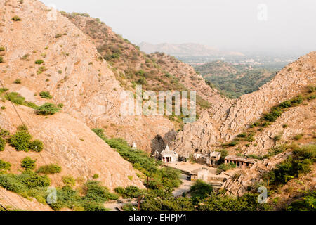 Vue sur la vallée qui mène de Surya Mandir (Temple du dieu Soleil) jusqu'à Galta (le temple des singes) à Jaipur Banque D'Images