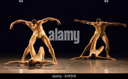 09/03/2015. Londres, Angleterre. Photo : Petite Mort, chorégraphie de Jiri Kylián. Répétition générale de la loi triple 'Modern Masters' effectuée par les danseurs de l'English National Ballet au Sadler's Wells. Les représentations du 10 au 15 mars 2015. Banque D'Images