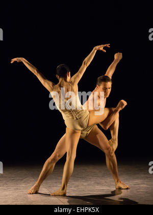 09/03/2015. Londres, Angleterre. Sur la photo : Tamara Rojo jouer avec Max Westwell dans Petite Mort, chorégraphie de Jiri Kylián. Répétition générale de la loi triple 'Modern Masters' effectuée par les danseurs de l'English National Ballet au Sadler's Wells. Les représentations du 10 au 15 mars 2015. Banque D'Images