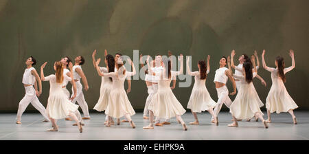 09/03/2015. Londres, Angleterre. Sur la photo : le printemps et l'automne, chorégraphie de John Neumeier. Répétition générale de la loi triple 'Modern Masters' effectuée par les danseurs de l'English National Ballet au Sadler's Wells. Les représentations du 10 au 15 mars 2015. Banque D'Images