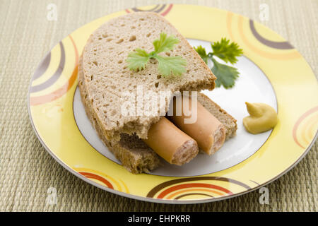 Saucisse viennoise sur du pain frais Banque D'Images