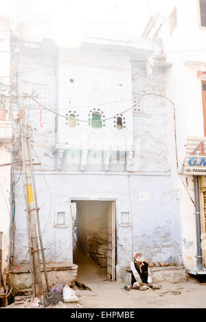 Un vieux boiteux qui mendient dans les rues d'Udaipur. Banque D'Images