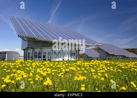 Des panneaux solaires sur toiture industrielle en Allemagne Banque D'Images