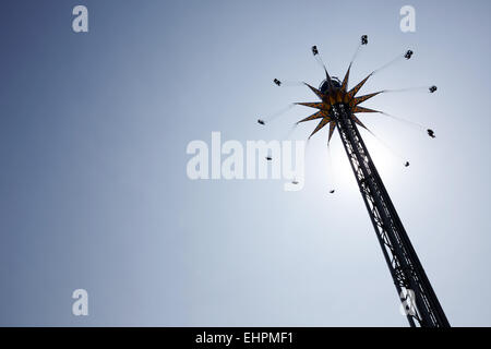 Spinning star flyer ride in amusement park Banque D'Images