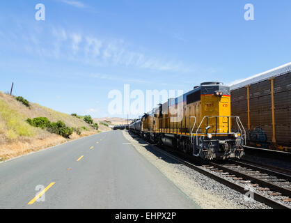 Train à côté de la route Banque D'Images