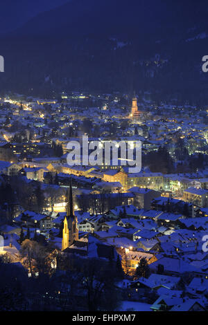 Ville allemande Garmisch en hiver la nuit Banque D'Images