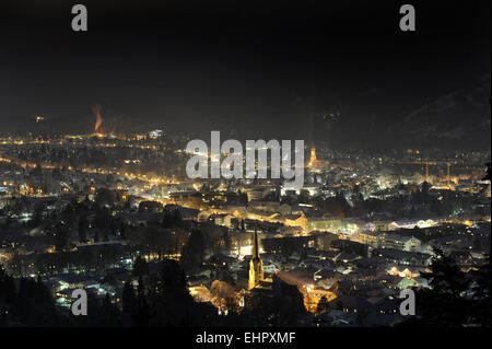 Ville allemande Garmisch en hiver la nuit Banque D'Images