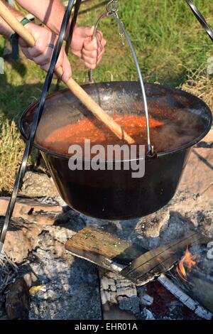 Chili con carne sur le feu de camp Banque D'Images