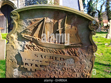 Détail de tailleur de travailler sur une vieille pierre tombale dans un cimetière. Banque D'Images