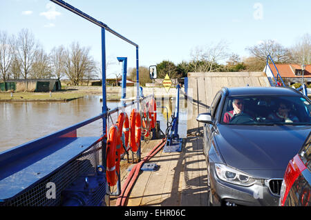 Véhicules à bord du ferry traversant la rivière Yare sur les Norfolk Broads à Reedham, Norfolk, Angleterre, Royaume-Uni. Banque D'Images