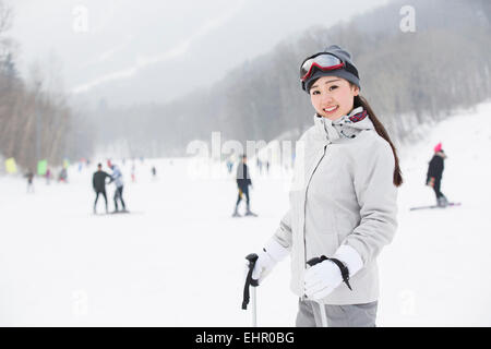 Portrait of young female skier Banque D'Images