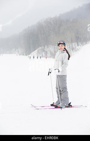 Portrait of young female skier Banque D'Images