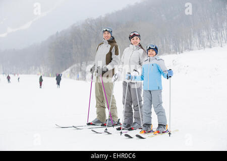 Jeune famille ski in ski resort Banque D'Images