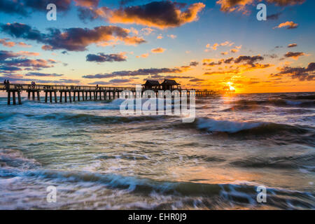 Coucher de soleil sur le quai de pêche et golfe du Mexique de Naples, en Floride. Banque D'Images
