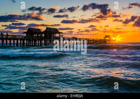 Coucher de soleil sur le quai de pêche et golfe du Mexique de Naples, en Floride. Banque D'Images