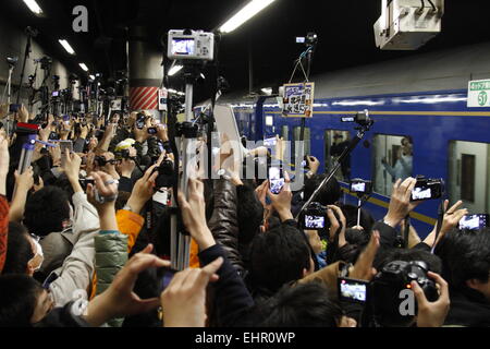 Tokyo, Japon. 13Th Mar, 2015. Les gens prennent des photos de le dernier train de la nuit, un Hokutosei express train au départ de Sapporo à la Gare de Ueno à Tokyo, le 13 mars 2015 à Tokyo, Japon. © Hiroyuki Ozawa/AFLO/Alamy Live News Banque D'Images