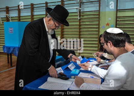 Jérusalem. Mar 17, 2015. Un homme juif ultra-orthodoxes israéliens s'inscrit dans un bureau de scrutin lors de l'élection du parlement à Jérusalem, le 17 mars 2015. Israël a tenu des élections parlementaires mardi. © Li Rui/Xinhua/Alamy Live News Banque D'Images