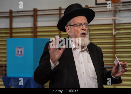 Jérusalem. Mar 17, 2015. Un homme juif ultra-orthodoxes israéliens se prépare à voter dans un bureau de scrutin lors de l'élection du parlement à Jérusalem, le 17 mars 2015. Israël a tenu des élections parlementaires mardi. © Li Rui/Xinhua/Alamy Live News Banque D'Images