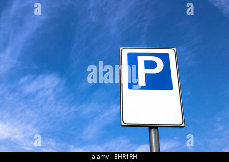 Parking public Signal Vue du dessous. Banque D'Images