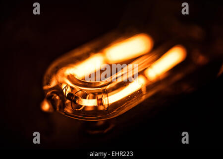 Filament incandescent d'une ampoule halogène à quartz 1000 métal en flocons et les dommages causés par la chaleur pour le réflecteur et la chaleur pompe Banque D'Images