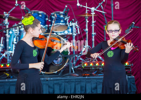 Jeunes violonistes participer à Saint Patrick's Day celebration dans Henderson Nevada Banque D'Images