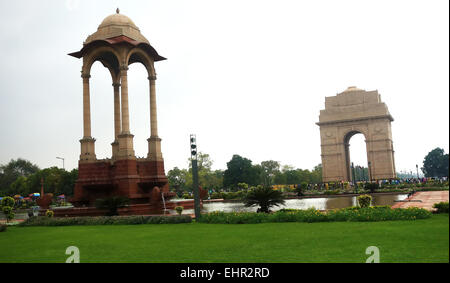 Les gens visitent monumental historique de la victoire à Raj-path road, New Delhi, Inde Banque D'Images