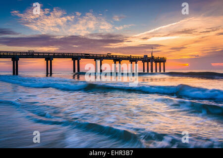 Les vagues sur l'océan Atlantique et la jetée de pêche au lever du soleil, Saint Augustine, Floride. Banque D'Images