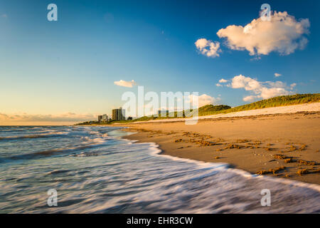 Les vagues sur la plage de Coral Cove Park au lever du soleil, Jupiter Island, en Floride. Banque D'Images