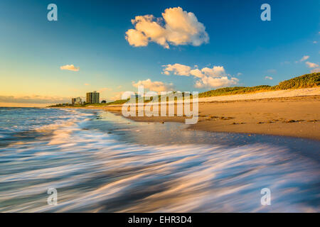 Les vagues sur la plage de Coral Cove Park au lever du soleil, Jupiter Island, en Floride. Banque D'Images