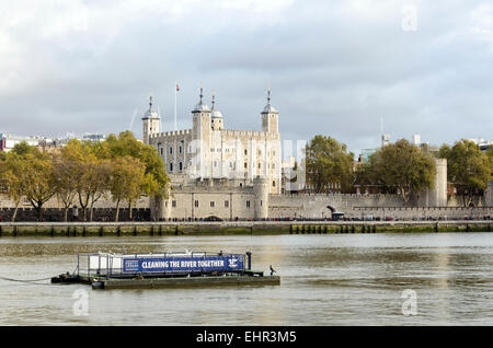 La Tour de Londres vue de l'autre côté de la Tamise. Banque D'Images