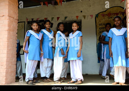 Un groupe de filles de l'école indienne de porter l'uniforme scolaire dans une école du gouvernement du Madhya Pradesh, Inde Banque D'Images