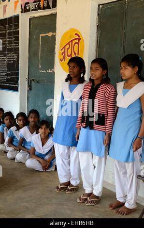 Un groupe de filles de l'école indienne de porter l'uniforme scolaire dans une école du gouvernement du Madhya Pradesh, Inde Banque D'Images
