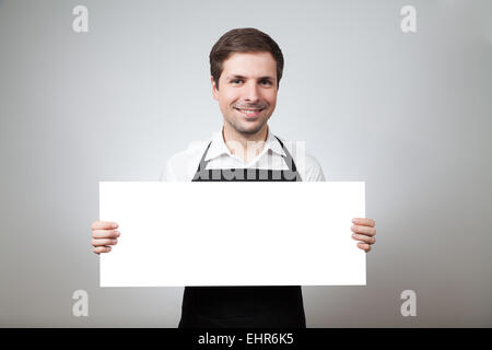 Homme avec tablier et conseil sur fond gris Banque D'Images