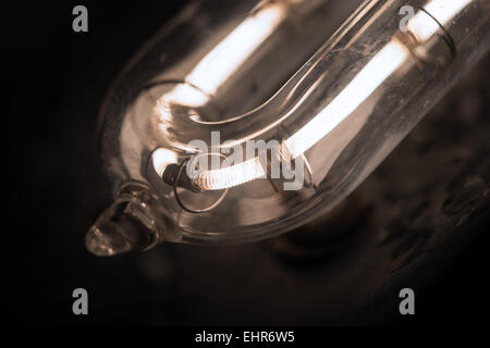 Filament incandescent d'une ampoule halogène à quartz 1000 métal en flocons et les dommages causés par la chaleur pour le réflecteur et la chaleur pompe Banque D'Images