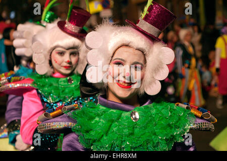 Les enfants en costumes d'imagination au carnaval, Santa Cruz de Tenerife, Tenerife, Canaries, Espagne Banque D'Images