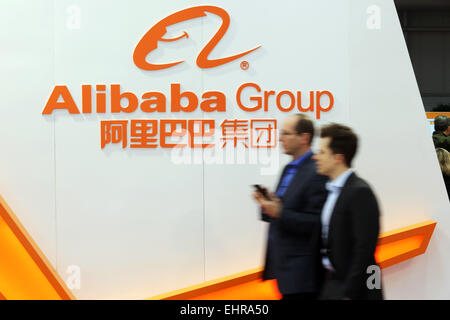 Depuis la promenade piétonne logo Alibaba qui est affichée sur le mur de l'Alibaba Group Holding Ltd exposition à la tech CeBit d'Hanovre, Allemagne, le lundi 16 mars, 2015 Banque D'Images