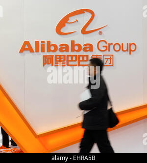 Randonnée pédestre au-delà du logo d'Alibaba qui s'affiche sur le mur de l'Alibaba Group Holding Ltd exposition à la tech CeBit d'Hanovre, Allemagne, le lundi 16 mars, 2015 Banque D'Images